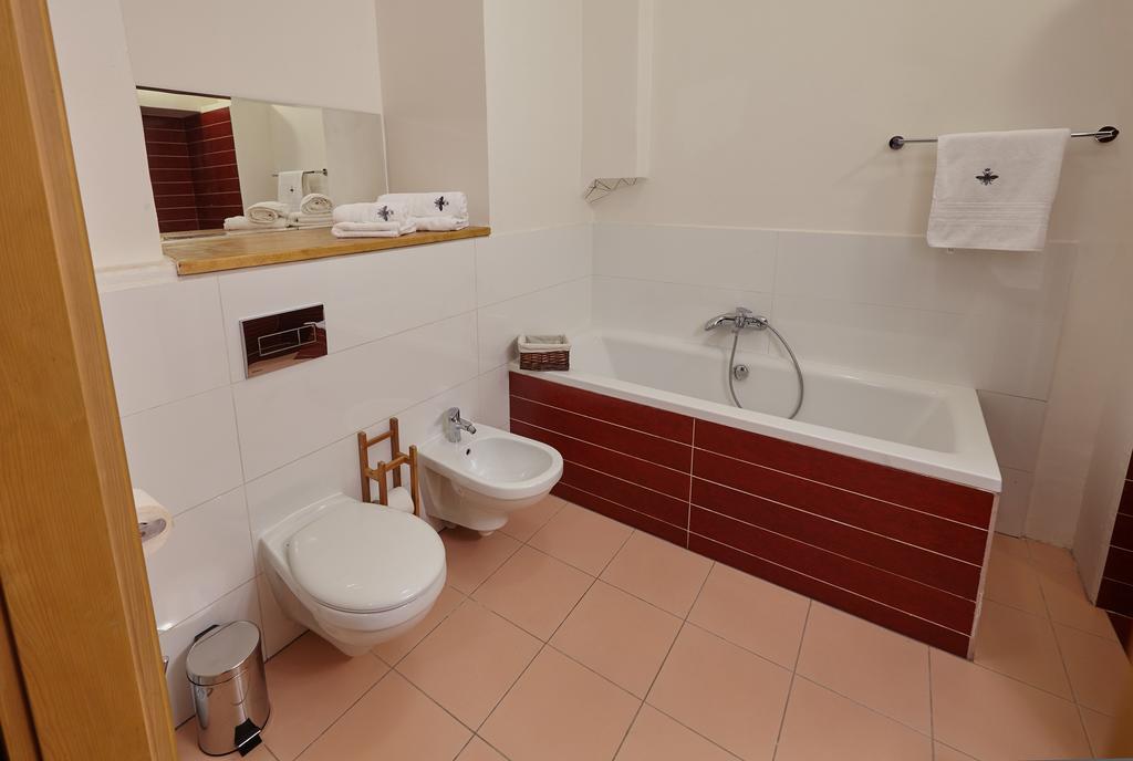 Queen Bee Apartments Prague Exterior photo